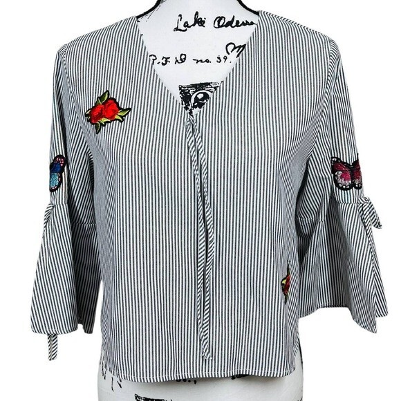 La sorella gray top striped V-neckline Bell sleeve with butterflies patch size M - Picture 1 of 12